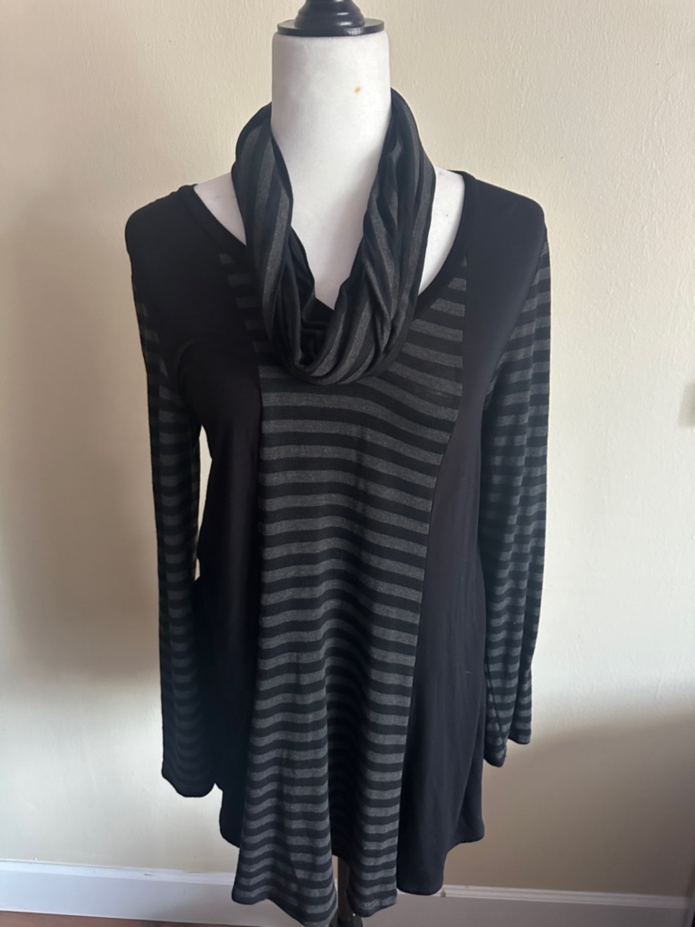 Black & Charcoal Striped Women's Long-Sleeve Tunic with Scarf